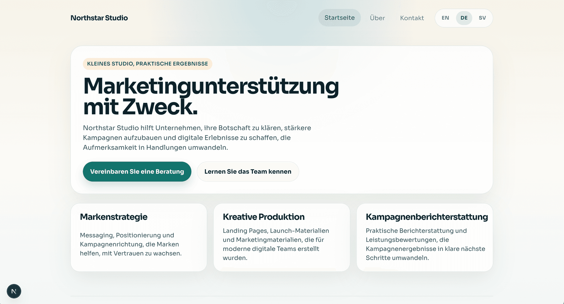 Final example app translated into German with localized navigation, hero copy, and feature cards.